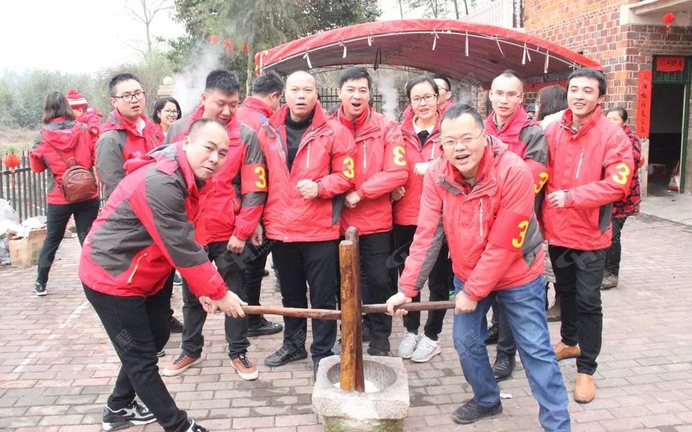 祝賀磨粉機(jī)廠家桂林鴻程第四屆戶外拓展圓滿結(jié)束 祝賀磨粉機(jī)廠家桂林鴻程第四屆戶外拓展圓滿結(jié)束