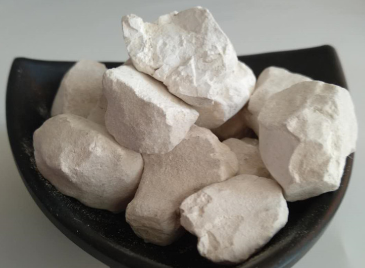 生石灰燒完還要磨粉嗎？生石灰塊磨粉機(jī)