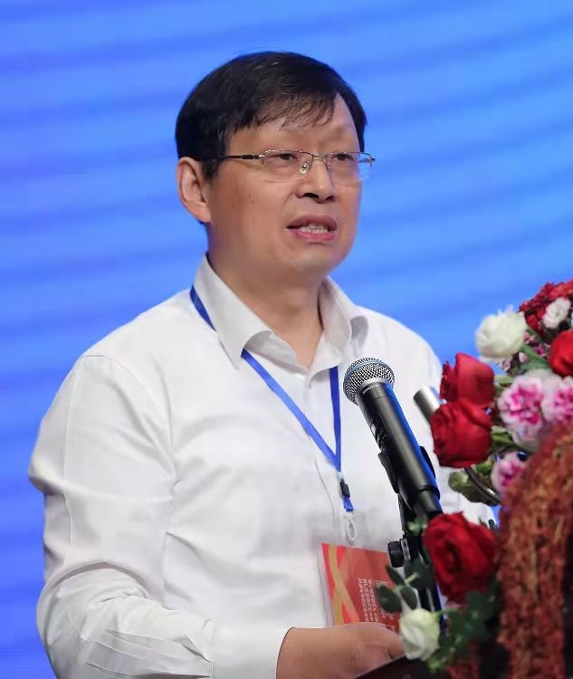 廣西大學(xué)校長助理、廣西碳酸鈣產(chǎn)業(yè)化工程院常務(wù)副院長、廣西碳酸鈣行業(yè)協(xié)會會長童張法圖片來源：廣西碳酸鈣產(chǎn)業(yè)化工程院